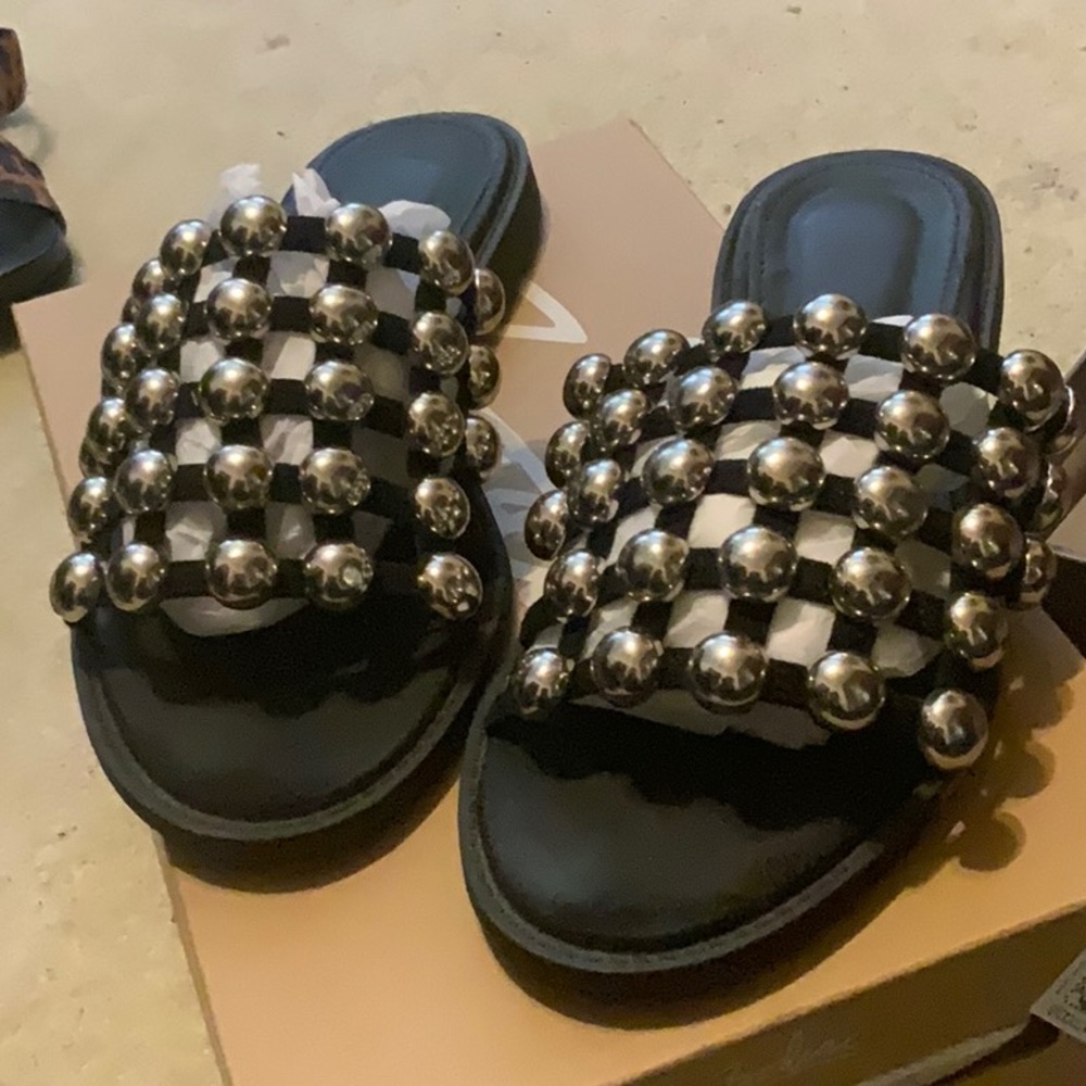 Flat sandals